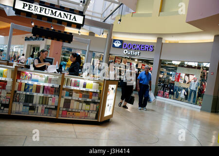 Miami Florida,Dolphin Mall,Perfumania,Dockers Outlet,sconto,employee merchant,stand,stand,fragranza,profumo,acquirenti,shopping shopper shop Foto Stock