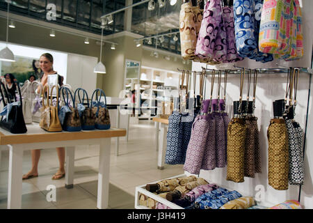 Miami Florida,Dolphin Mall,Coach Factory Outlet,donna donna donna donna,shopping shopping shopper negozi di mercato mercati di mercato di vendita di acquisto,reta Foto Stock