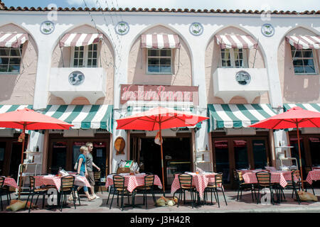 Miami Beach Florida,Espanola Way,Spanish Village,man men maschio,woman female womes,coppia,passeggiata,strada,marciapiede cafe,al fresco marciapiede fuori tavoli, Foto Stock