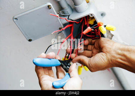 Miami Beach Florida, Ocean Drive, Presidential Condominiums, tecnico di allarme antincendio, elettricista, elettrico, fili, commercio, occupazione, mano, mani, riparazione, lavoro Foto Stock