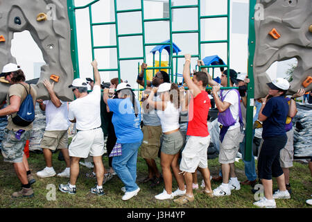 Miami Florida, Watson Island, Miami Children's Museum Volontaries costruire parco giochi, Kaboom! volontari volontari volontari uomini donne, lavoro di squadra che lavorano insieme li Foto Stock