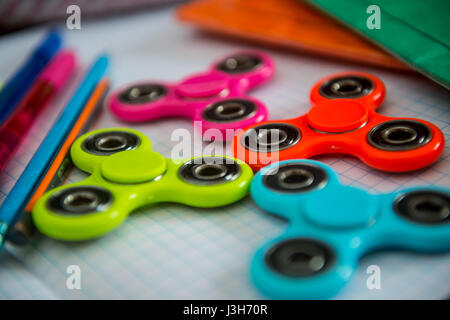 Un agitano: spinner giocattolo in un ambiente scolastico Foto Stock