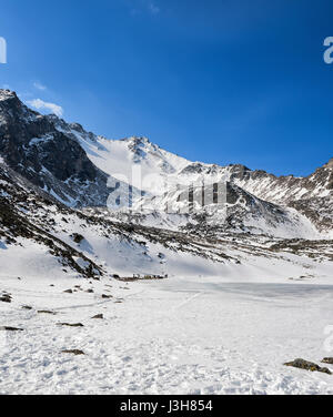 Versante settentrionale del picco Munku-Sardyk. Assault camp sulle rive del lago ghiacciato al piede della montagna. Oriente Sayans. Russial Foto Stock