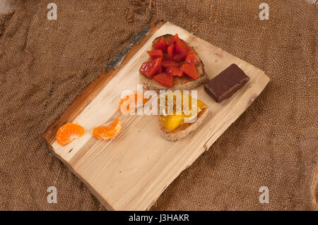 Il giorno di San Valentino la colazione, tostapane forma di cuore con marmellata sullo sfondo di legno Foto Stock