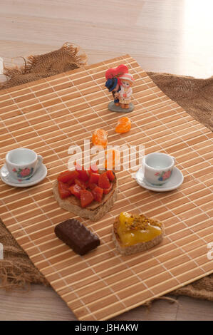 Il giorno di San Valentino la colazione, tostapane forma di cuore con marmellata sullo sfondo di legno Foto Stock