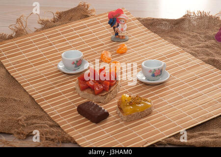 Il giorno di San Valentino la colazione, tostapane forma di cuore con marmellata sullo sfondo di legno Foto Stock