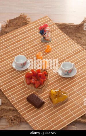 Il giorno di San Valentino la colazione, tostapane forma di cuore con marmellata sullo sfondo di legno Foto Stock