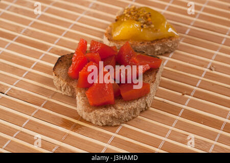 Il giorno di San Valentino la colazione, tostapane forma di cuore con marmellata sullo sfondo di legno Foto Stock