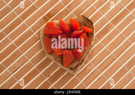 Il giorno di San Valentino la colazione, tostapane forma di cuore con marmellata sullo sfondo di legno Foto Stock