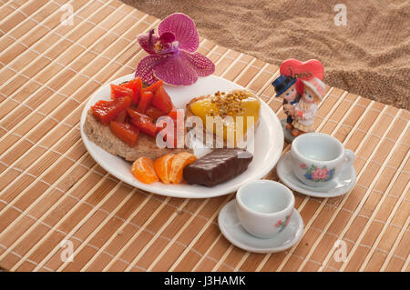 Il giorno di San Valentino la colazione, tostapane forma di cuore con marmellata sullo sfondo di legno Foto Stock