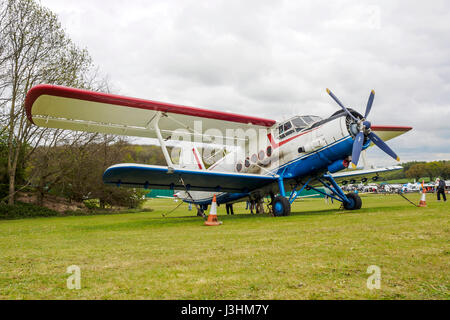 Un russo Antonov ha costruito un-2TP biplano costruito nel 1949 per il trasporto di passeggeri e di merci. Questa proprietà privcately esempio è basato a Popham Airfield. Foto Stock