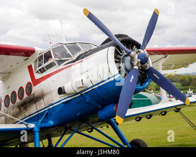 Un russo Antonov ha costruito un-2TP biplano costruito nel 1949 per il trasporto di passeggeri e di merci. Questa proprietà privcately esempio è basato a Popham Airfield. Foto Stock