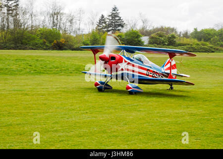 Un Pitts S-1S aerobatic bi-plane registration G-BSRH e progettato da Curtis Pitts nel 1940's taxiis a Popham Airfield in Hampshire, maggio 2017. Foto Stock