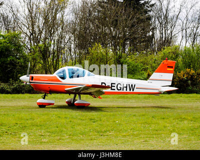 D-EGHW è un privato Bolkow BO.209 monsone 150FV aeromobili leggeri visto qui dopo lo sbarco a Popham Airfield in Hampshire nel maggio 2017. Foto Stock