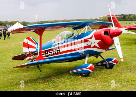 Un Pitts S-1S aerobatic bi-plane registration G-BSRH e desiged da Curtis Pitts nel 1940's parcheggiato a Popham Airfield in Hampshire, maggio 2017. Foto Stock