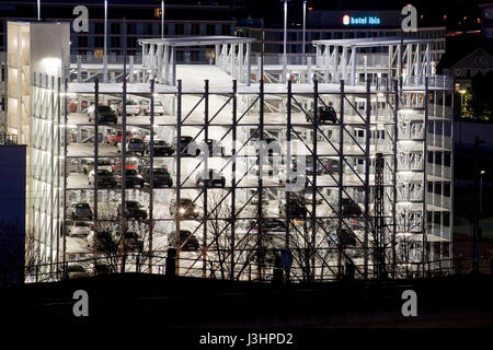 Germania, Colonia, multi-story parcheggio nei pressi del centro espositivo nel quartiere Deutz. Foto Stock