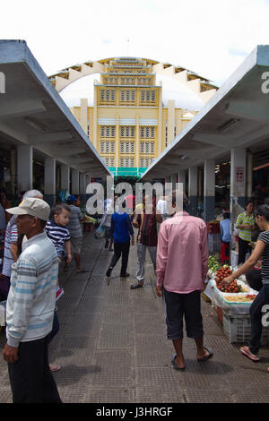 Passaggio di entrata al mercato centrale di Phnom Penh, in Cambogia. Foto Stock