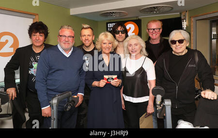 (Anteriore da sinistra a destra) Clem Burke, Ray Winston, la duchessa di Cornovaglia e Debbie Harry da Blondie con i membri della band e Chris Evans (seconda a destra) nel suo studio prima di Camilla entra a far parte della giuria per la BBC Radio 2's 500 parole della Scrittura creativa la concorrenza, presso i loro uffici a Londra.. Foto Stock