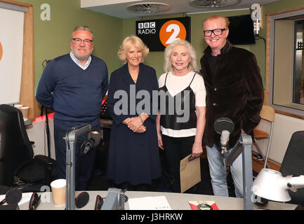 (Da sinistra a destra) Ray Winston, la duchessa di Cornovaglia, Debbie Harry di Blondie e Chris Evans nel suo studio prima di Camilla entra a far parte della giuria per la BBC Radio 2's 500 parole della Scrittura creativa la concorrenza, presso i loro uffici a Londra. Foto Stock