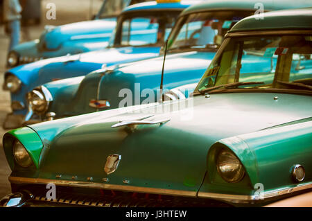 L'Avana - Giugno 2011: fila di colorati vintage American cars stand parcheggiato in una strada tipica scena in Centro. Foto Stock