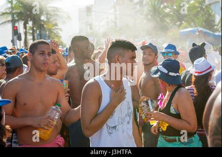 RIO DE JANEIRO - 11 febbraio 2017: il giovane brasiliano amici festeggia il carnevale a street party sulla spiaggia di Ipanema. Foto Stock
