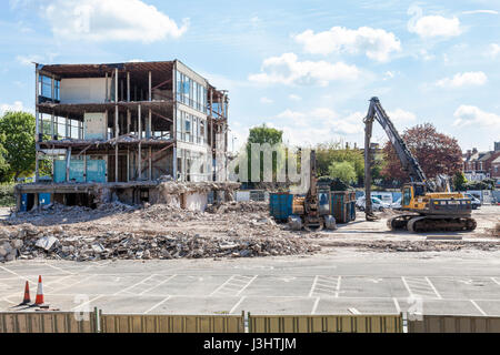 Costruzione di demolizione. Demolizione di chiusura blocco ufficio a Nottinghamshire County Council County Hall, West Bridgford, Nottinghamshire, England, Regno Unito Foto Stock