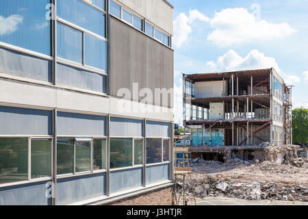 Demolizione di chiusura edificio a Nottinghamshire County Council County Hall, West Bridgford, Nottinghamshire, England, Regno Unito Foto Stock