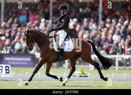 Gran Bretagna Tom Jackson a Waltham Fiddlers trovare durante la fase di dressage al giorno tre del 2017 Badminton Horse Trials. Foto Stock