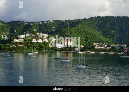 San Tommaso isola vista dall'acqua con patch di Sun sulle colline e acqua. Foto Stock