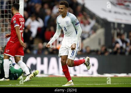 Il DELE ALLI CELEBRA IL TRAGUARDO INGHILTERRA TOTTENHAM ENGLAND & Tottenham Hotspur FC WEMBLEY Londra Inghilterra 08 Ottobre 2016 Foto Stock