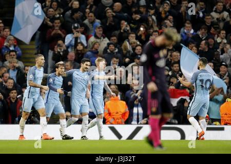 ILKAY GUNDOGAN CELEBRA GOA Manchester City V FC BARCELON Etihad Stadium Manchester Inghilterra 01 Novembre 2016 Foto Stock