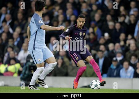 ILKAY GUNDOGAN & NEYMAR Manchester City V FC BARCELON Etihad Stadium Manchester Inghilterra 01 Novembre 2016 Foto Stock