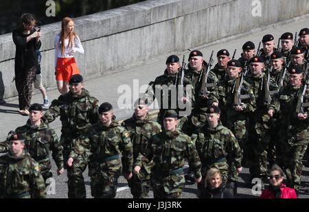 I membri del pubblico guarda il centodecimo battaglione di fanteria marzo al Custume caserma, Athlone, davanti a loro sei mesi di distribuzione a sud del Libano come parte delle Nazioni Unite della Forza interinale in Libano (UNIFIL). Foto Stock