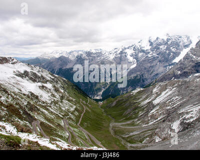 Passo Stelvio, Italia: vista della vallata dal lato Alto Adige Foto Stock