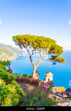 Ravello, vista sulla Costiera Amalfitana da una Villa Rufolo Terrazza Foto Stock