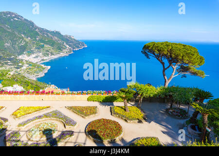 Ravello, vista sulla Costiera Amalfitana da una Villa Rufolo Terrazza Foto Stock