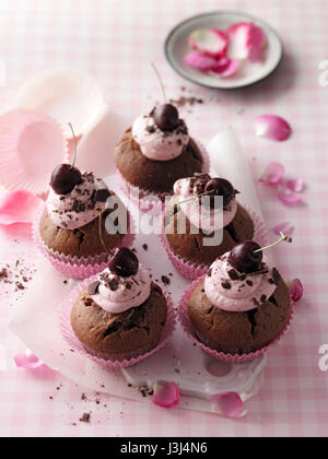 Tortini di cioccolato con ciliegie Foto Stock