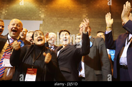 Scottish Tory Leader Ruth Davidson (centro) celebra presso le elezioni locali di Meadowbank Stadium di Edimburgo. Foto Stock