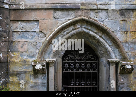 Mausoleo in una nebbiosa vecchio cimitero Pioneer coperti Foto Stock