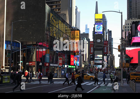 Mattina in Times Square a New York City lungo la Settima Avenue a West 44th Street guardando a nord uptown Foto Stock