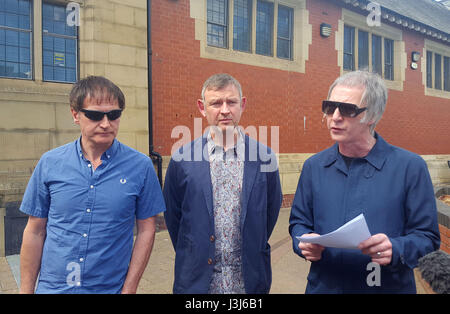 (Da sinistra a destra) Graham Lambert, Stephen Holt, e Clint Boon della banda Inspiral Carpets al di fuori del centro di Phoenix, a Heywood, dopo l'inchiesta in la morte del loro batterista, Craig Gill. Foto Stock