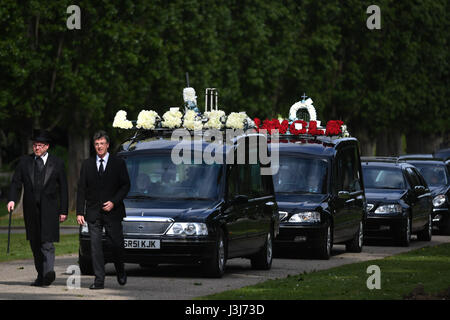 Un trasporto funebre la bara di Leslie Rhodes, morto nell'attacco di Westminster, arriva a North East Surrey crematorio in Morden davanti al suo funerale. Foto Stock