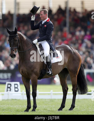 Gran Bretagna Oliver Townend su Ghareeb durante la fase di dressage al giorno tre del 2017 Badminton Horse Trials. Foto Stock