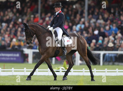 Gran Bretagna Oliver Townend su Ghareeb durante la fase di dressage al giorno tre del 2017 Badminton Horse Trials. Foto Stock