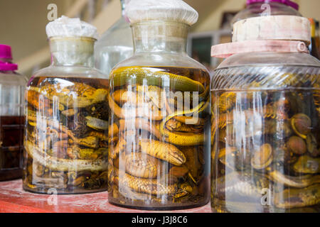 Un lao lao whiskey Shop nella città di Luang Prabang nel nord del Laos in Southeastasia. Foto Stock