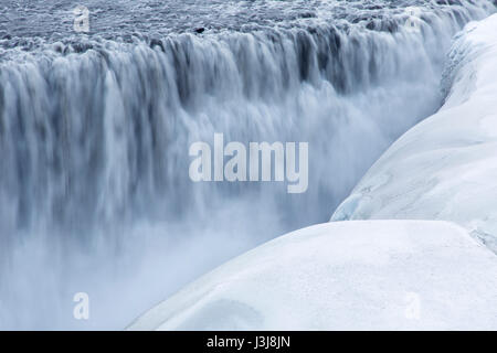 Dettifoss sulla Jökulsá á Fjöllum fiume in inverno, in Europa la più potente in cascata Vatnajökull parco nazionale nel nord-est dell'Islanda Foto Stock