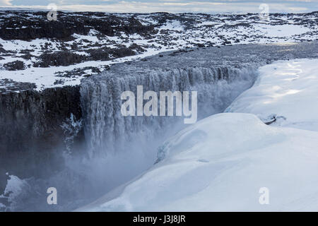 Dettifoss sulla Jökulsá á Fjöllum fiume in inverno, in Europa la più potente in cascata Vatnajökull parco nazionale nel nord-est dell'Islanda Foto Stock