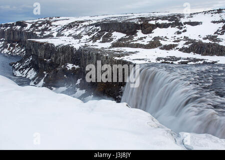 Dettifoss sulla Jökulsá á Fjöllum fiume in inverno, in Europa la più potente in cascata Vatnajökull parco nazionale nel nord-est dell'Islanda Foto Stock