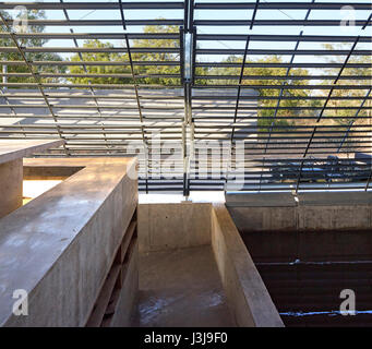 Area di ingresso sotto la tettoia in acciaio con piscina. La piscina Studio di Matharoo Associates, Ahmedabad, India. Architetto: Matharoo Associates, 2016. Foto Stock