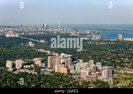 Vista aerea di Islington villaggio a Bloor e Islington, guardando ad est verso il centro di Toronto. Foto Stock